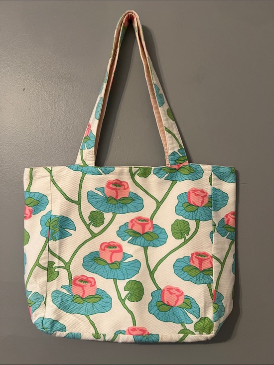 Lilly Pulitzer Handbags - Lilly Pulitzer Cream Tote with Pink Roses and Blue Flowers